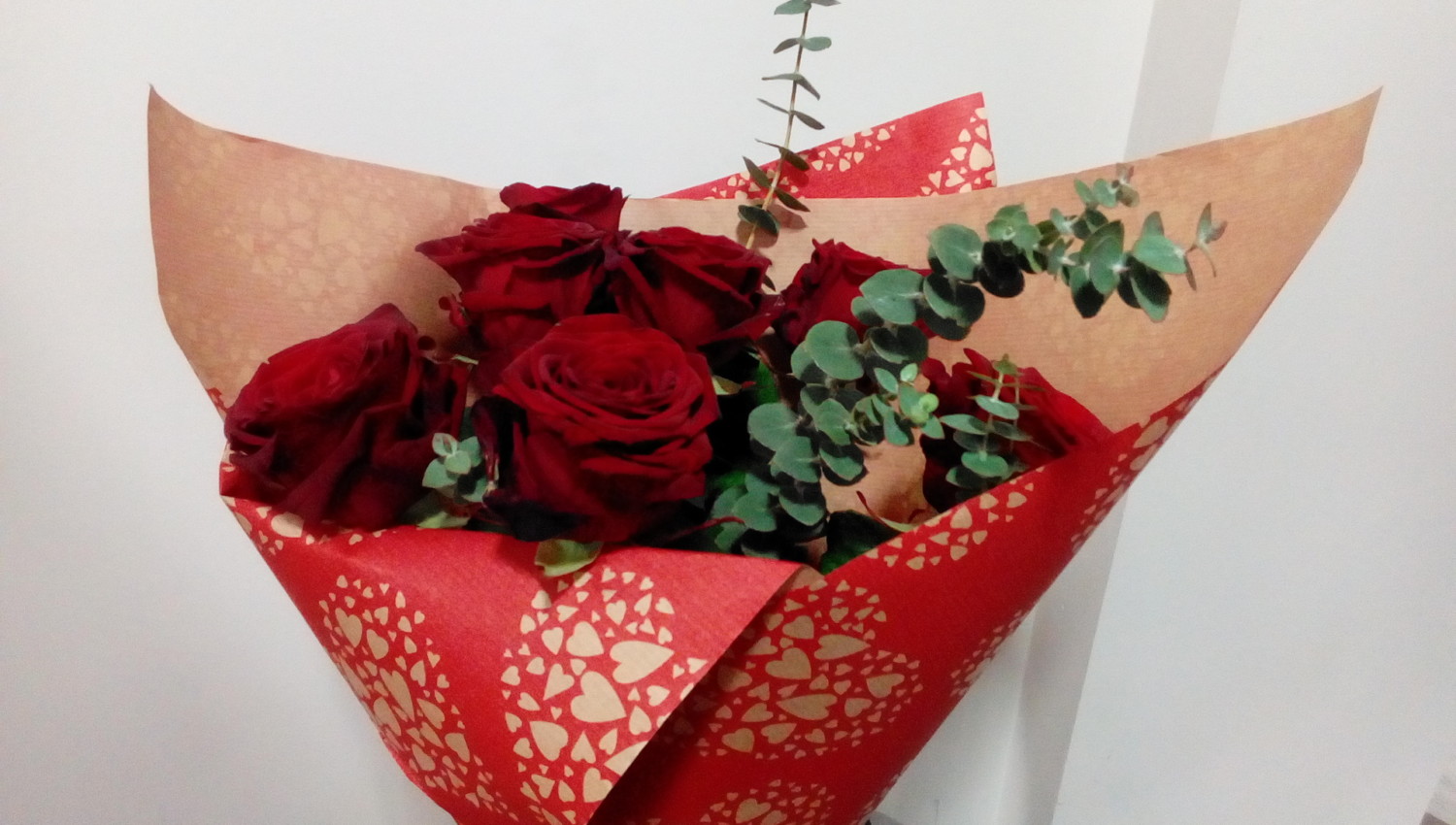 bouquet de 7 roses rouges et feuillage - à Landerneau vers Dirinon et  Ploudaniel