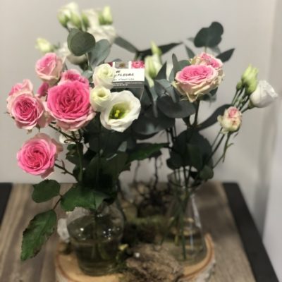 Eliane-Fleurs-Fleuriste-Landerneau-Assortiment-fleurs-fioles-rondin-de-bois-400x400